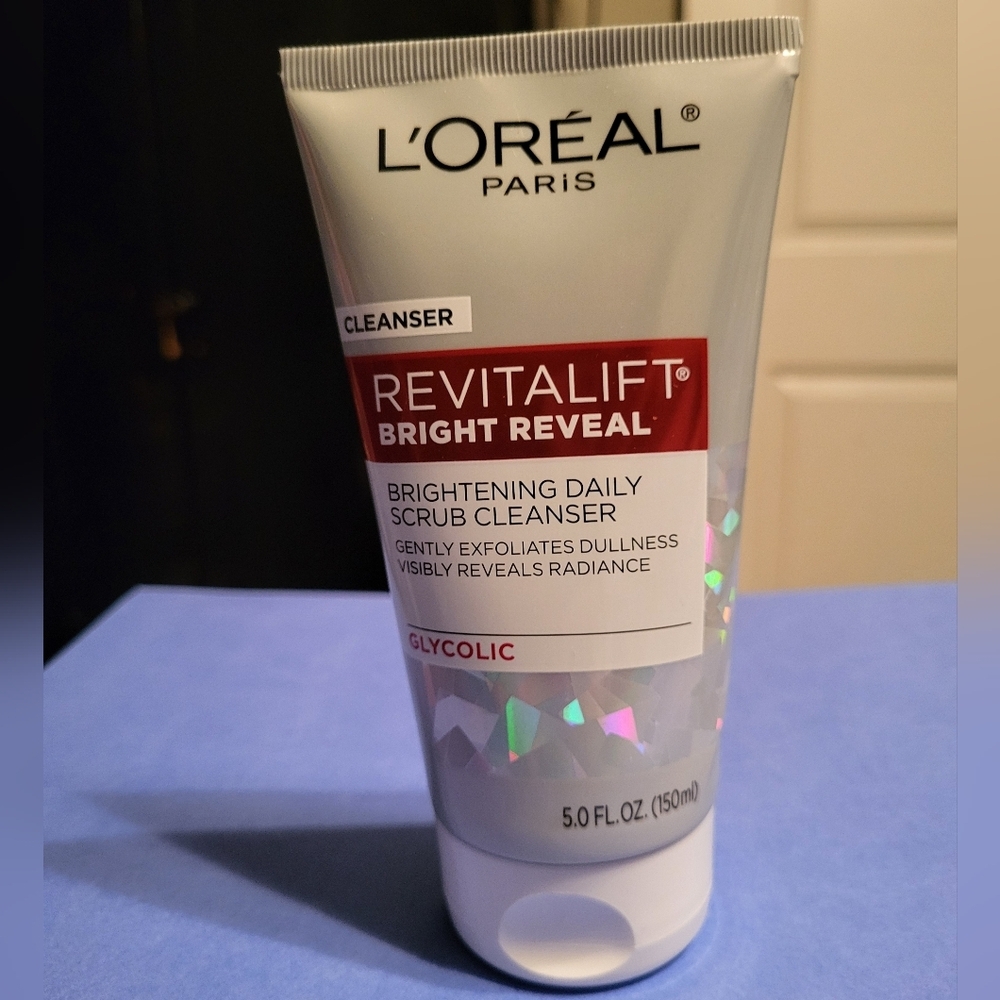 L'Oreal Revitalift Bright Reveal Brightening Daily Glycolic Scrub Cleanser, New
